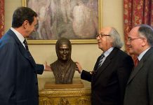 Iran – Resistenza iraniana presenta il busto di “Neda” al presidente del Parlamento italiano Image