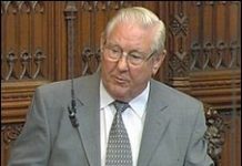 Lord Clarke: Rischioso piano dell’ambasciatore Butler sul campo di Ashraf