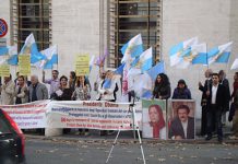 IRAQ:PROTESTA IRANIANI DAVANTI AMB. USA ROMA PER ASHRAF