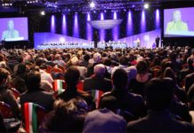 Alla manifestazione di Parigi, gli esuli Iraniani ricordano la rivoluzone