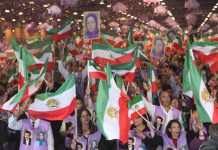 Al raduno di Villepinte gli esuli iraniani sventolavano i ritratti di Maryam Rajavi, che guida il CNRI con sede a Parigi