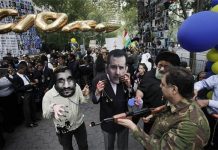 In migliaia protestano contro il regime iraniano nei pressi delle Nazioni Unite mentre parla Ahmadinejad