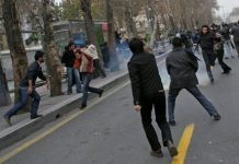 Il regime si sforza invano per impedire il sollevamento e l’esplosione sociale in Iran