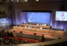 Parigi: Conferenza internazionale nella Giornata delle Donne elogia il ruolo di Maryam Rajavi come guida del movimento per l’uguaglianza