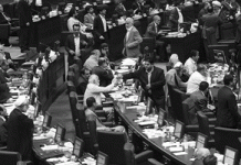 Iran: discussione di 4 giorni del Parlamento riflette crisi mortale del regime