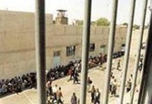 Iran: le famiglie dei prigionieri protestano fuori dalla prigione di Qezel-Hesar