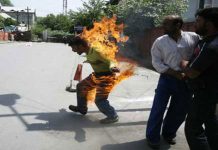 Iran – Impiegato si da fuoco davanti al Ministero del Petrolio mentre Rouhani stava parlando per gli impiegati