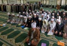 L’Iran ordina la rimozione delle immagini dei sunniti e degli sciiti che pregano separati alla Conferenza per l’Unità Islamica