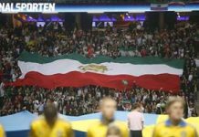 Svezia: Gli iraniani protestano contro le esecuzioni del regime e la repressione delle donne, durante una partita di calcio