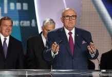 “I mullah devono essere processati per crimini contro l’umanità”, dice Giuliani al gran raduno dell’opposizione iraniana