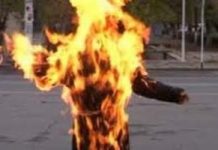 Iran: Lo straziante suicidio di un insegnante curdo per protestare contro i ricatti del regime dei mullah
