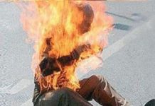 Un padre si da’ fuoco fuori dalla magistratura iraniana