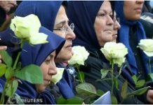 Reuters TV: Gli iraniani si riuniscono a Bataclan per condannare gli attacchi di Parigi