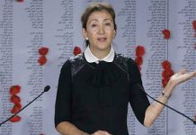 Iran – Ingrid Betancourt rende omaggio ai martiri del PMOI (MEK)