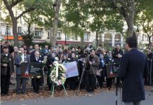 La cerimonia funebre del CNRI, fuori dal Teatro Bataclan, per le vittime degli attacchi di Parigi