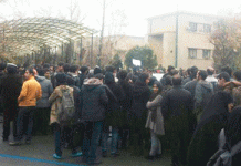 Iran: Si grida “gli studenti muoiono piuttosto che essere umiliati” e “i prigionieri politici devono essere liberati” durante il discorso di Rouhani