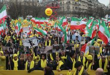 Migliaia di iraniani manifestano contro la presenza di Rouhani a Parigi