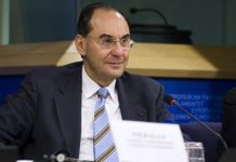 Iran: “La politica di accoglienza dei rifugiati dei Mojahedin del Popolo dell’Albania deve essere riconosciuta”- Alejo Vidal-Quadras