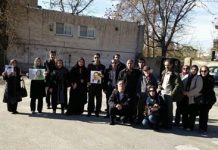 I familiari dei prigionieri politici protestano fuori dal carcere di Evin
