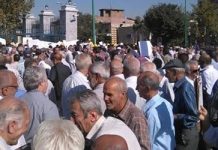 In Iran migliaia di lavoratori dell’acciaio in pensione protestano fuori dal parlamento del regime