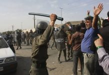 IRAN: La polizia repressiva picchia il proprietario di un panificio per aver venduto cibo durante il Ramadan, immediate le proteste