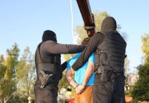 Il regime iraniano impicca in pubblico due uomini per aver ucciso alcuni agenti delle forze repressive