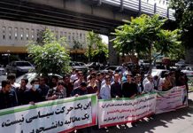 Studenti e insegnanti protestano fuori dal parlamento del regime iraniano