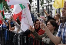 Gli iraniani in sciopero della fame per 3 giorni fuori da Downing Street per chiedere la fine delle esecuzioni in Iran