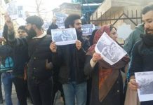 Iran: Centinaia di persone si sono riunite di fronte al carcere di Evin per sostenere il prigioniero politico Arash Sadeghi