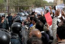 Manifestazioni di protesta di vari settori della società iraniana fuori dal Parlamento