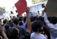 Manifestazioni di fronte al parlamento del regime iraniano per il rilascio di un sindacalista