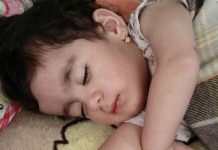 Iran: Altri bambini morti a causa del gelo nelle zone colpite dal terremoto