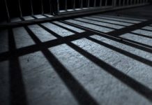 Iran: Un prigioniero abbandonato in carcere nonostante una ferita alla spina dorsale