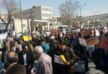 Iran: Manifestazione di 500 persone truffate al grido di “A morte Rouhani! A morte Larijani!”