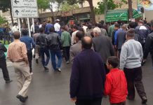 A fuoco le foto di Khamenei; proseguono le proteste in Iran