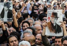 Iran: Cerimonia funebre del popolare artista Nasser Malek Motiei con lo slogan “Morte al dittatore”