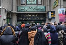 Iran: sciopero dei calzolai e proteste di lavoratori, accademici, studenti ed avvocati