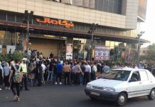 Iran: La coraggiosa protesta del popolo di Karaj al grido di: “Prezzi alti! Inflazione! Non ossiamo più tollerarlo! A morte il dittatore!”