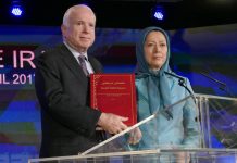 La presidente dell’opposizione iraniana Maryam Rajavi rende omaggio al senatore John McCain
