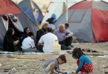 In migliaia vivono ancora nelle tende in Iran, un anno dopo il terremoto