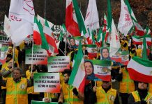 Gli iraniani manifestano per il secondo giorno di fila davanti al Vertice di Varsavia: chiedono un cambio di regime