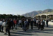 Iran: I lavoratori di Azarab protestano per il terzo giorno consecutivo nonostante i brutali attacchi delle forze repressive