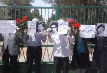 Raduno di famiglie dei martiri dei Mojahedin del popolo a Khavaran con lo slogan “Raisi boia del 1988!”