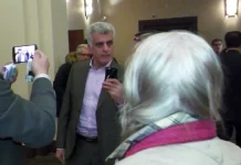 Il console generale del regime clericale in Svezia rivolge un grave insulto alla celebre cantante iraniana, Gisoo Shakeri