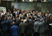 La prospettiva di una rivolta costringe i sostenitori di Raisi a mettere in discussione lui e le sue politiche