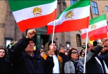 I manifestanti iraniani contrastano la messa in scena del MOIS fuori dal tribunale del processo di Hamid Noury a Stoccolma