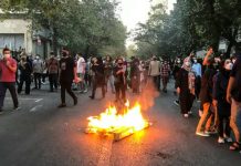 Manifestazioni, durante le proteste a Teheran e in altre città continuano a ripetere “Morte a Khamenei”, “Mio fratello martire, mi prenderò la tua vendetta”, “Le tue mani macchiate di sangue, vergognati, vergognati”