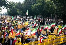 Migliaia di iraniani a Berlino contro le elezioni in Iran