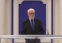 Steven Schneebaum denuncia i processi fasulli dell’Iran contro il MEK alla Conferenza di Parigi