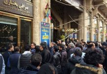Il regime iraniano affronta la crescente crisi economica mentre i legislatori e i media suonano l’allarme
